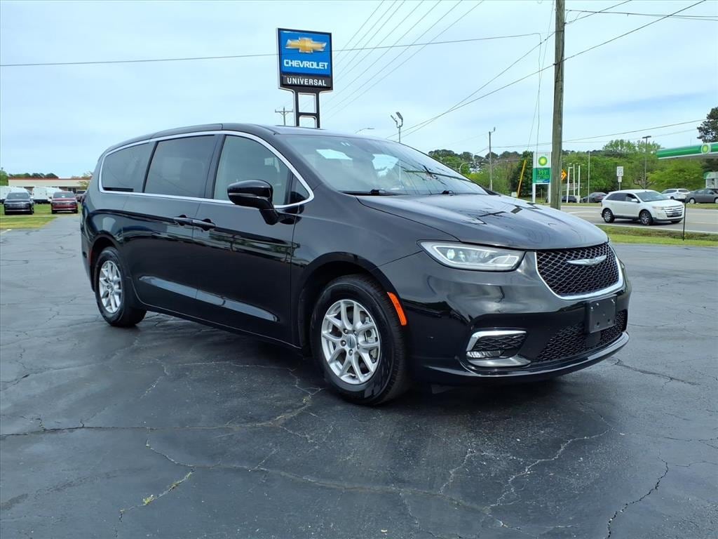 Used 2025 Chrysler Pacifica Select