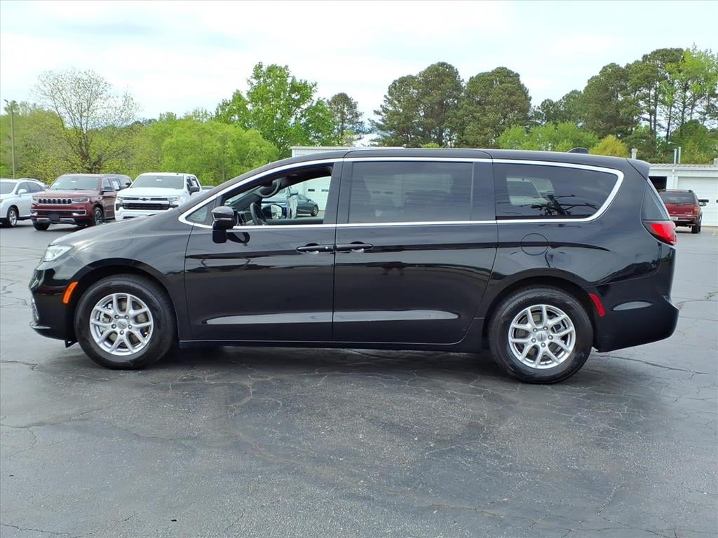 Used 2025 Chrysler Pacifica Select