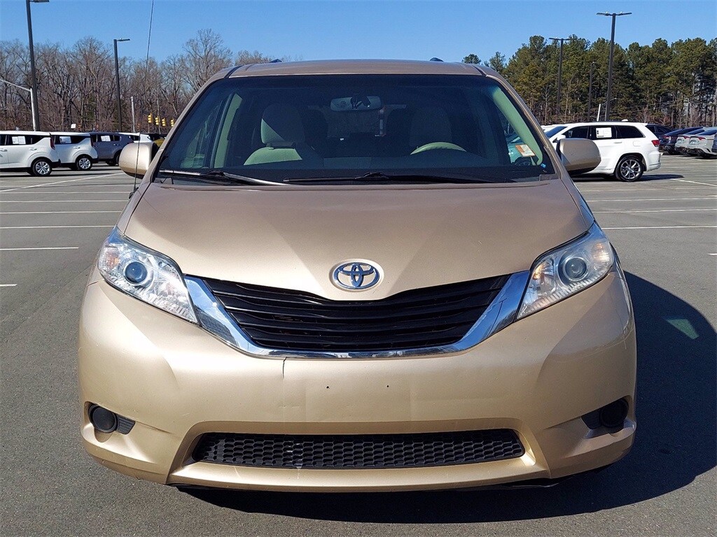 Used 2012 Toyota Sienna LE Minivan/Van