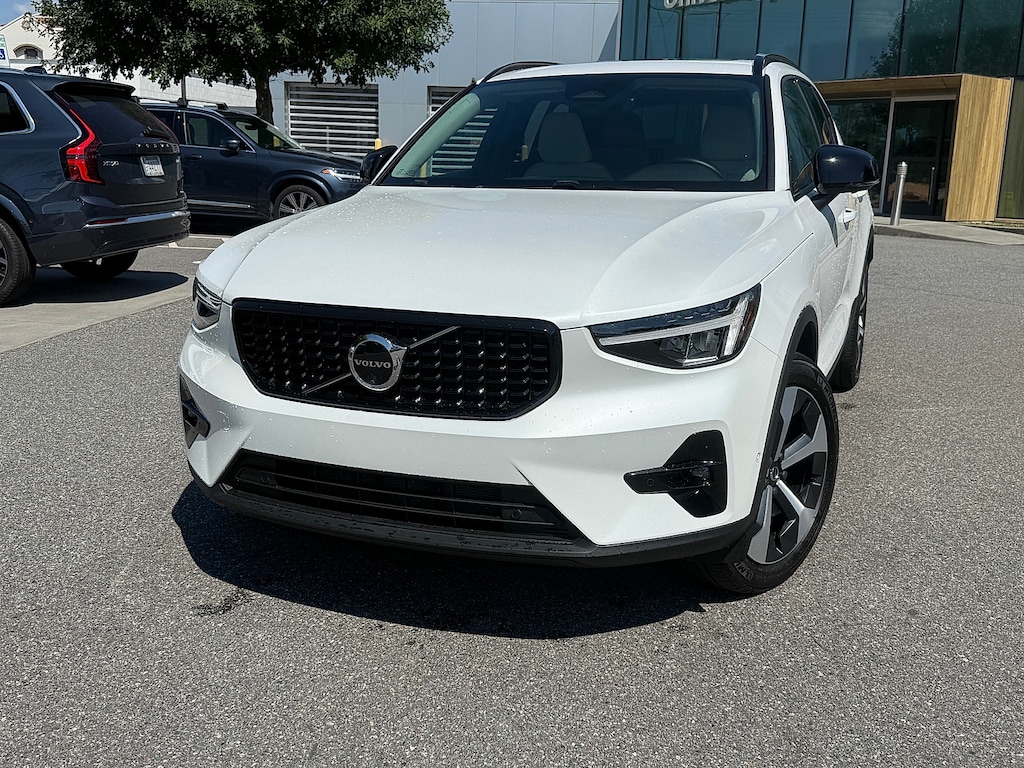 Certified 2025 Volvo XC40 B5 Plus Dark Theme SUV