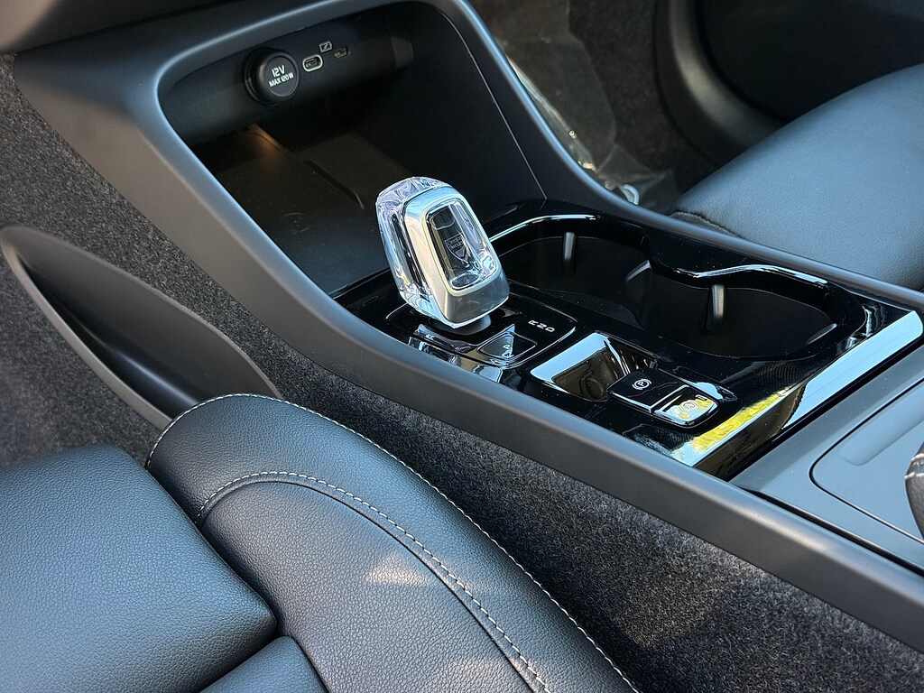 New 2026 Volvo XC40 B5 Ultra SUV