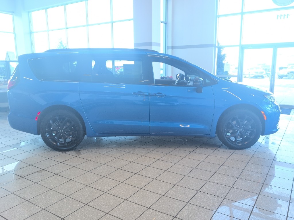 New 2026 Chrysler Pacifica Select Passenger Van