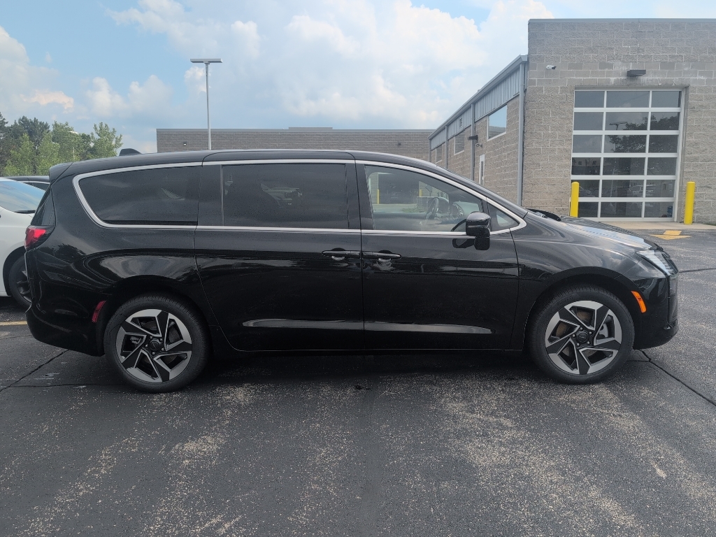 New 2027 Chrysler Pacifica Limited Passenger Van