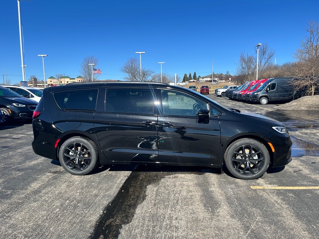 New 2026 Chrysler Pacifica Limited Passenger Van