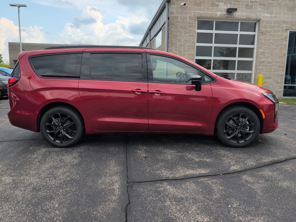 New 2027 Chrysler Pacifica Limited Passenger Van
