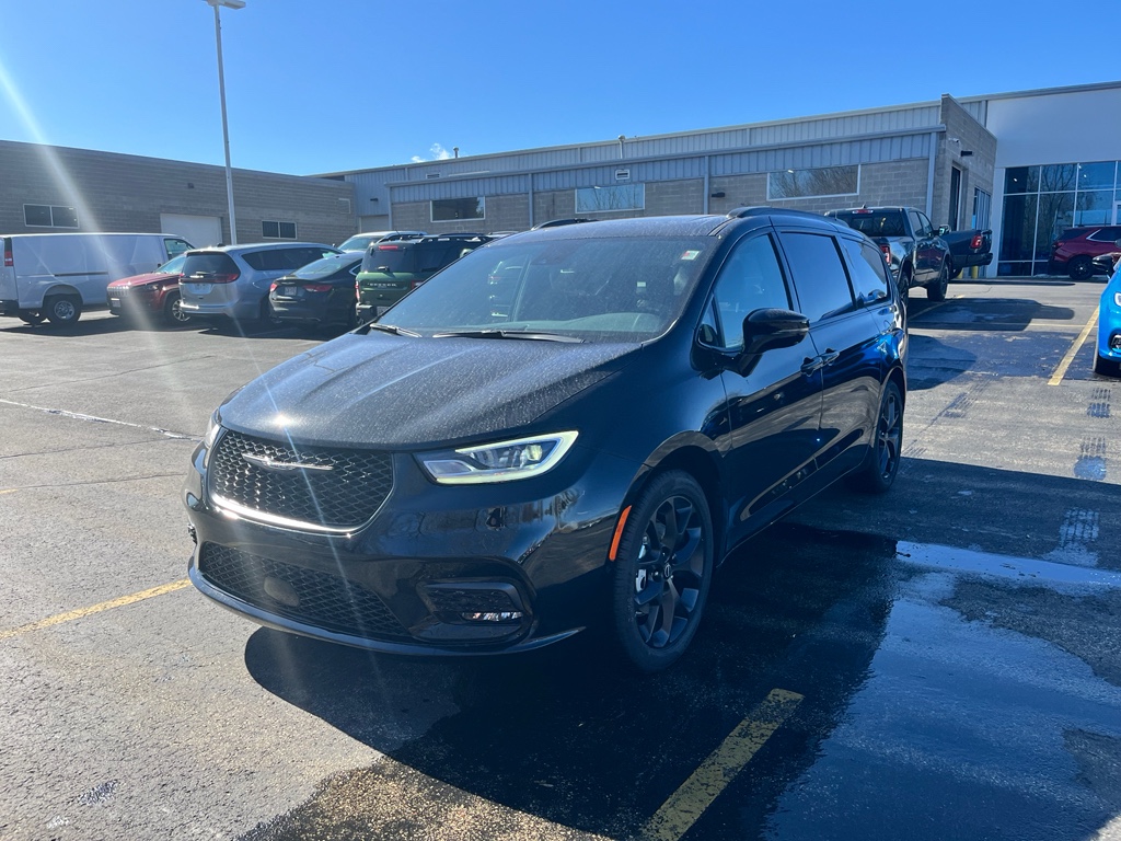 New 2026 Chrysler Pacifica Limited Passenger Van