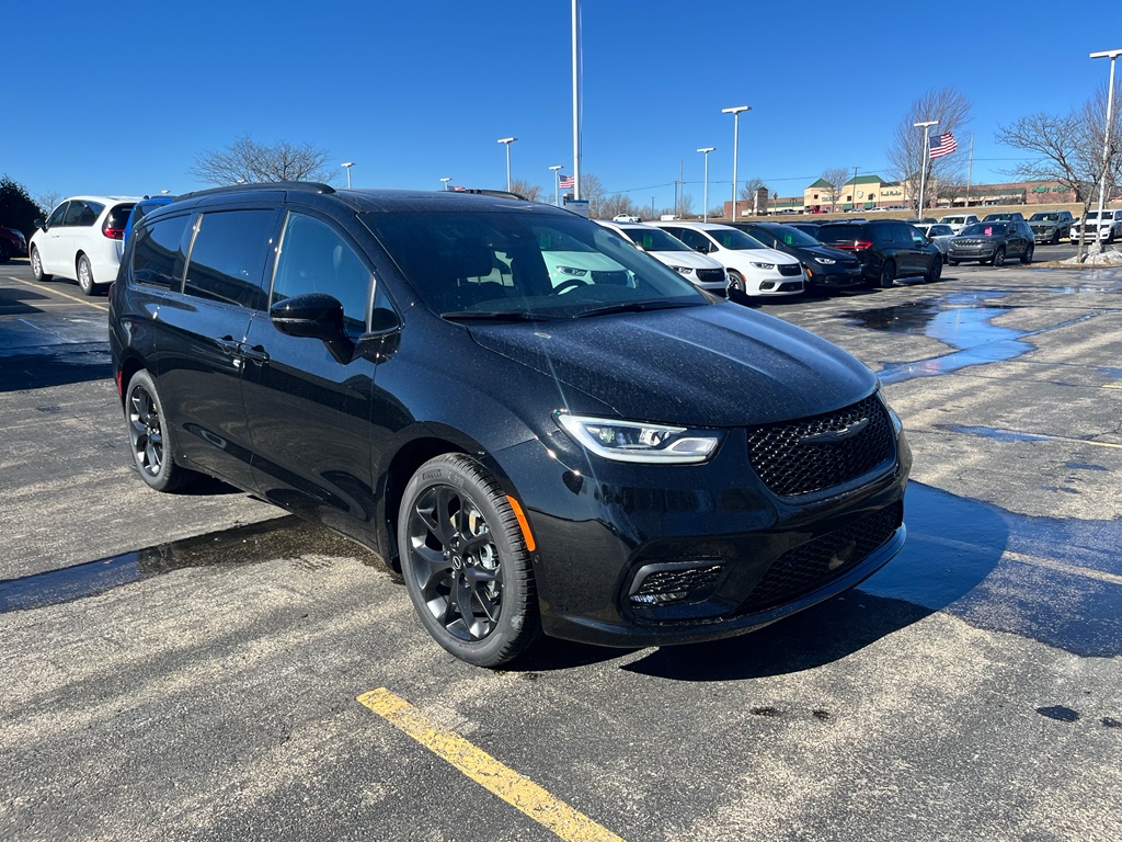 New 2026 Chrysler Pacifica Limited Passenger Van