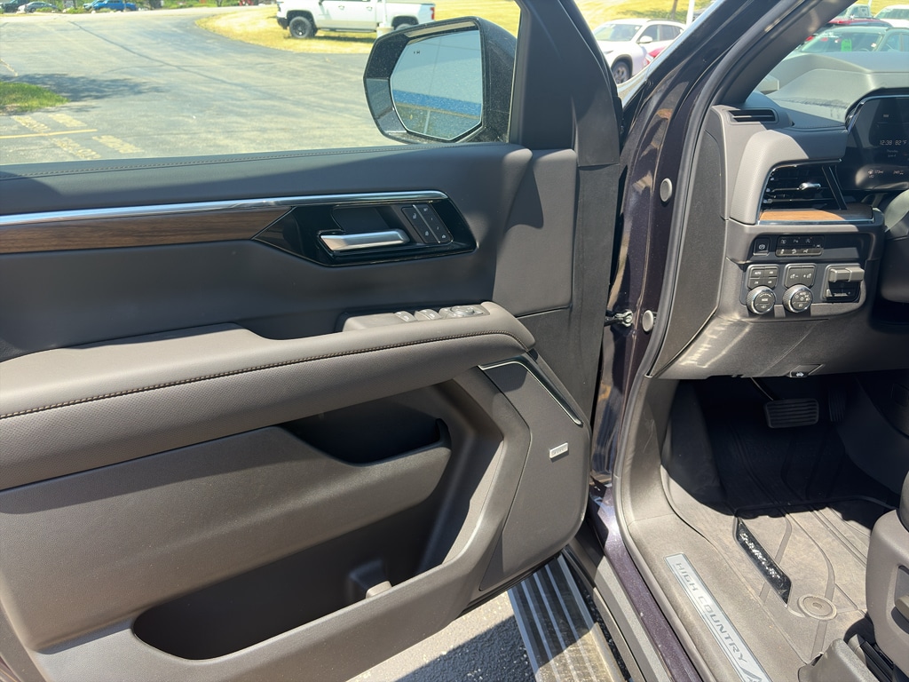 2026 Chevrolet Suburban High Country - Photo 22