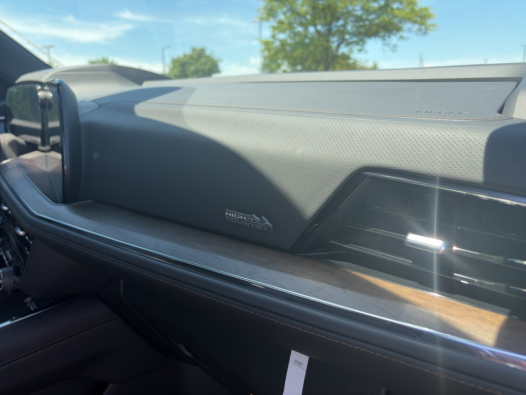 2026 Chevrolet Suburban High Country - Photo 17