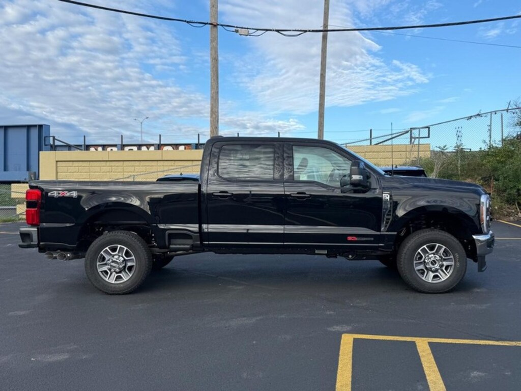 New 2027 Ford Super Duty F-350 SRW Lariat Truck