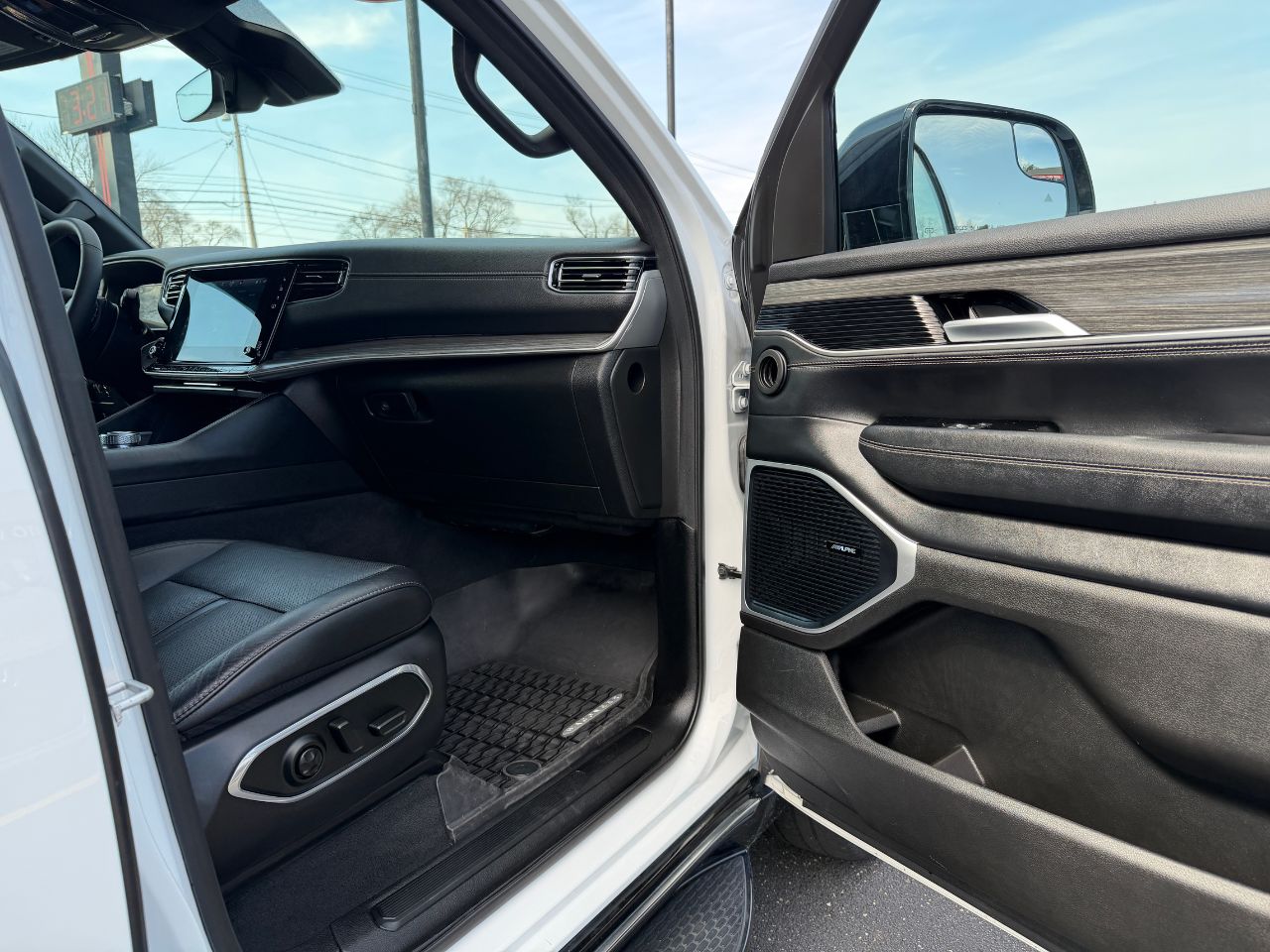 2024 Jeep Wagoneer L Series II - Photo 11