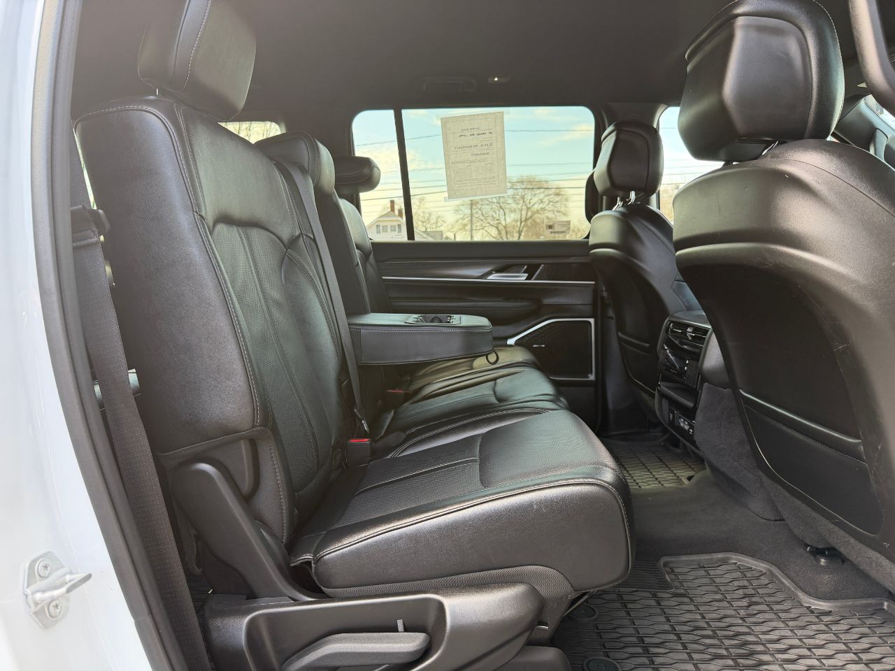 2024 Jeep Wagoneer L Series II - Photo 37