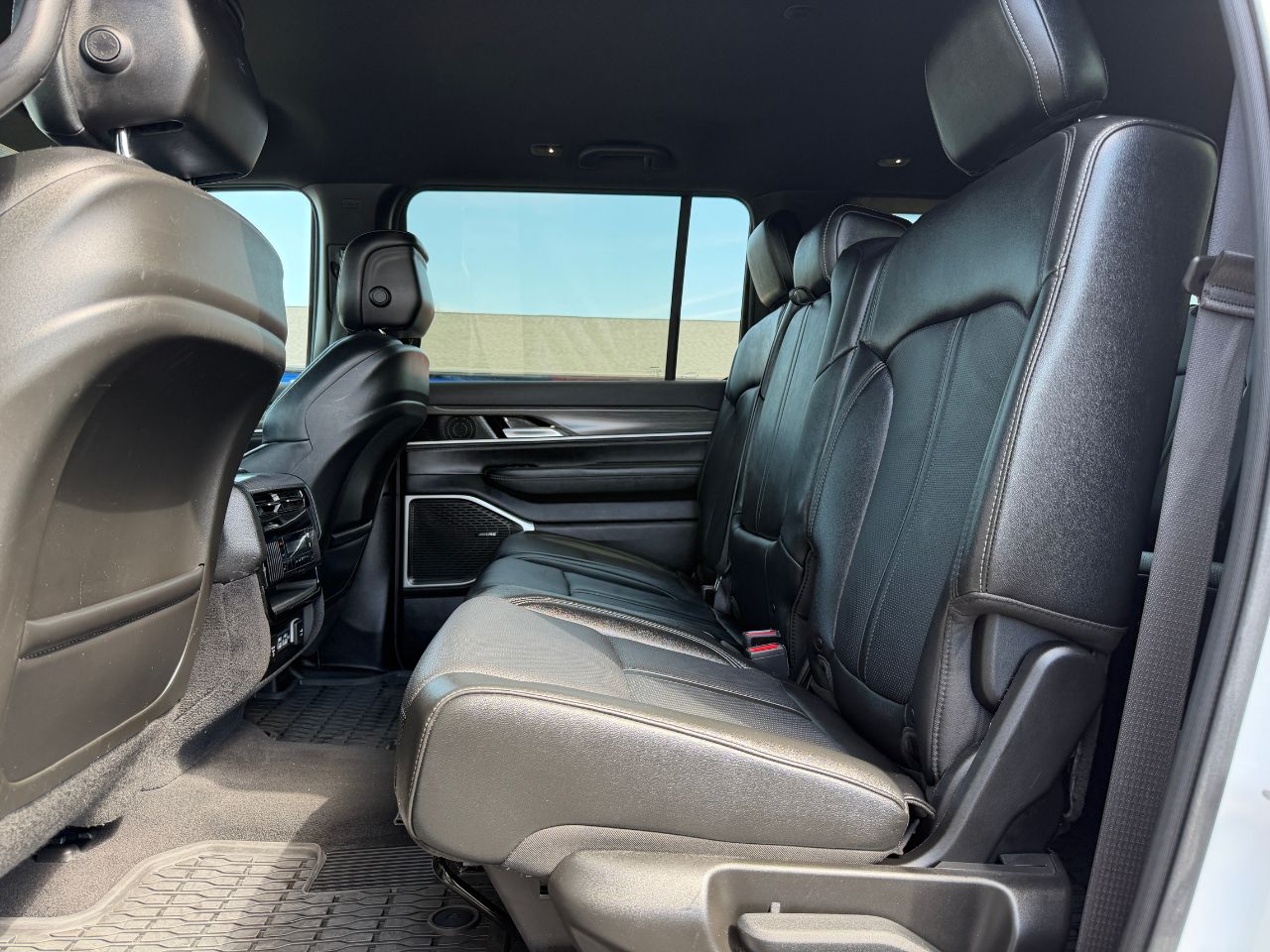 2024 Jeep Wagoneer L Series II - Photo 36