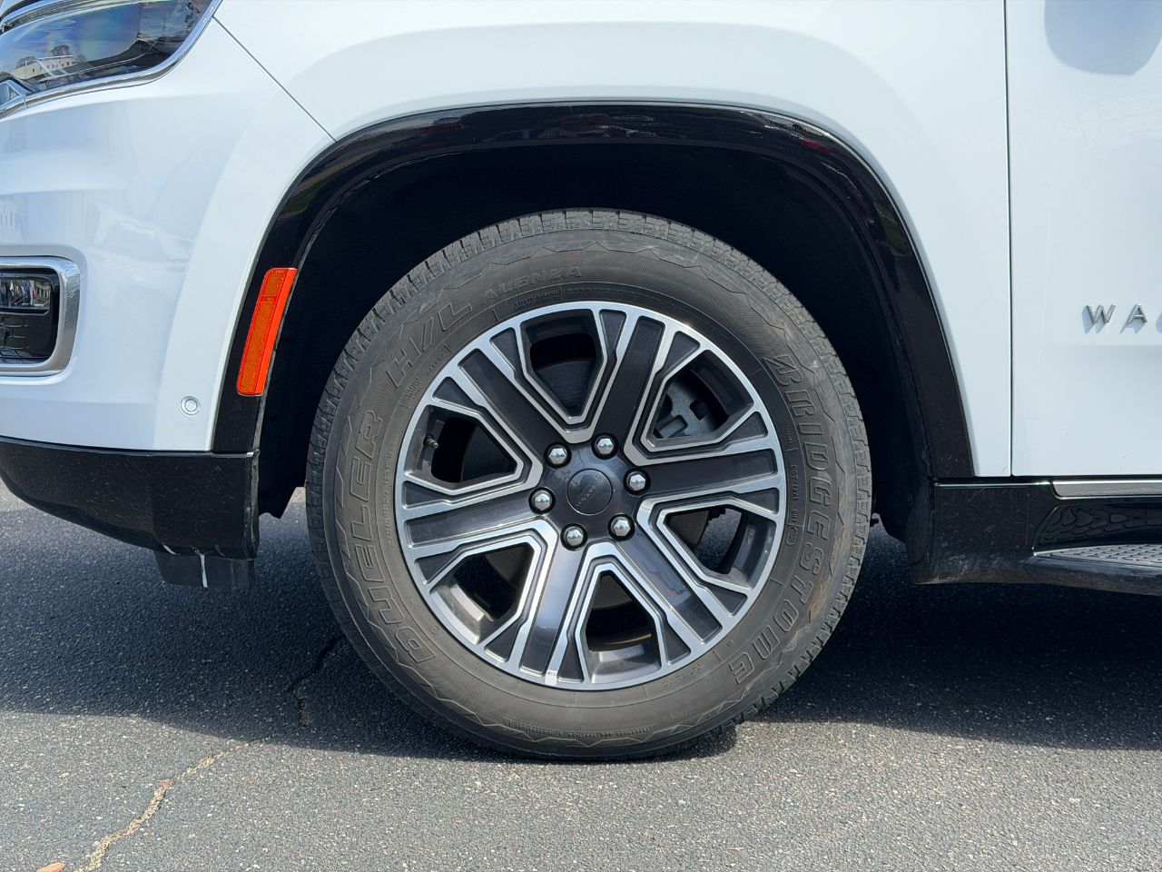 2024 Jeep Wagoneer L Series II - Photo 9