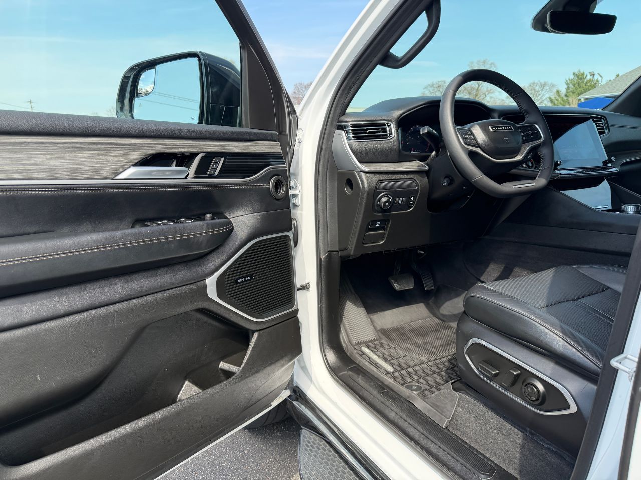 2024 Jeep Wagoneer L Series II - Photo 10