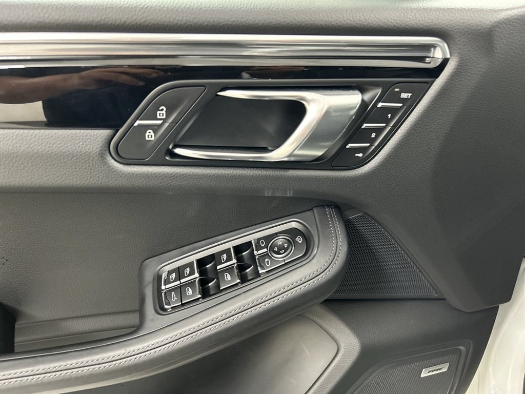 2026 Porsche Macan T - Photo 11