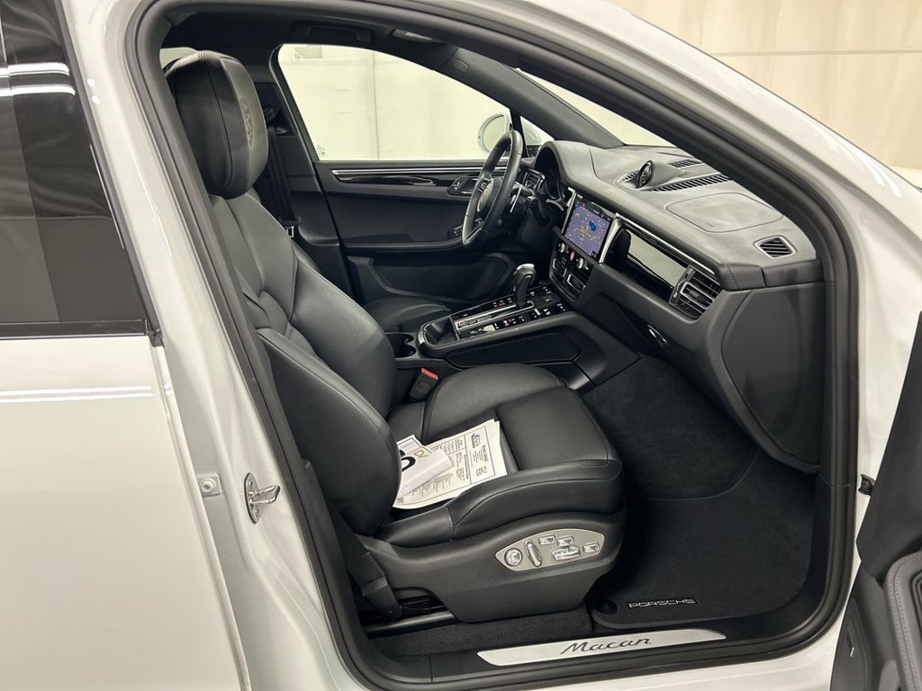 2026 Porsche Macan T - Photo 24