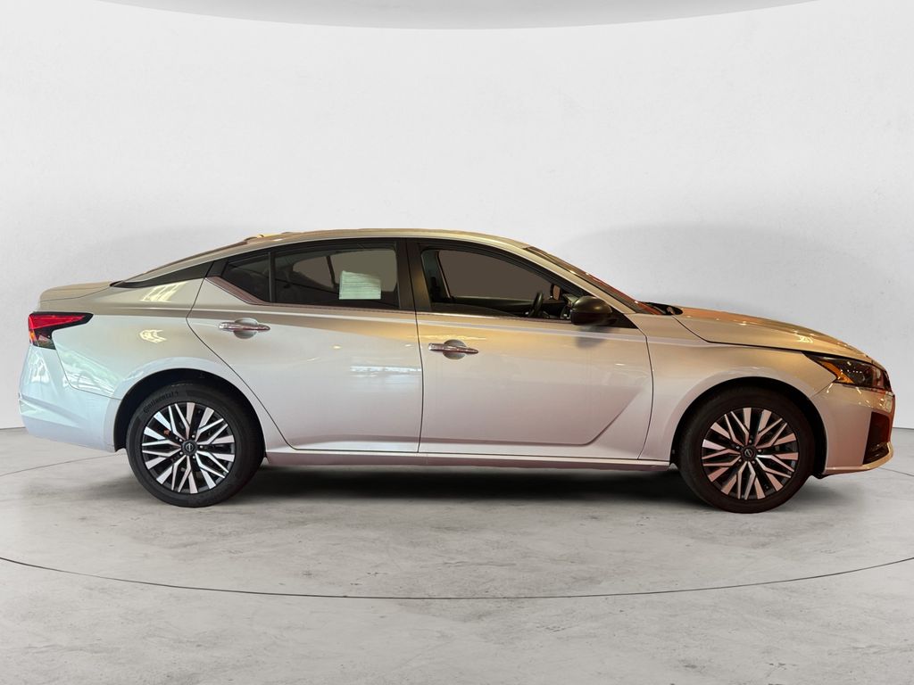 2024 Nissan Altima SV - Photo 2