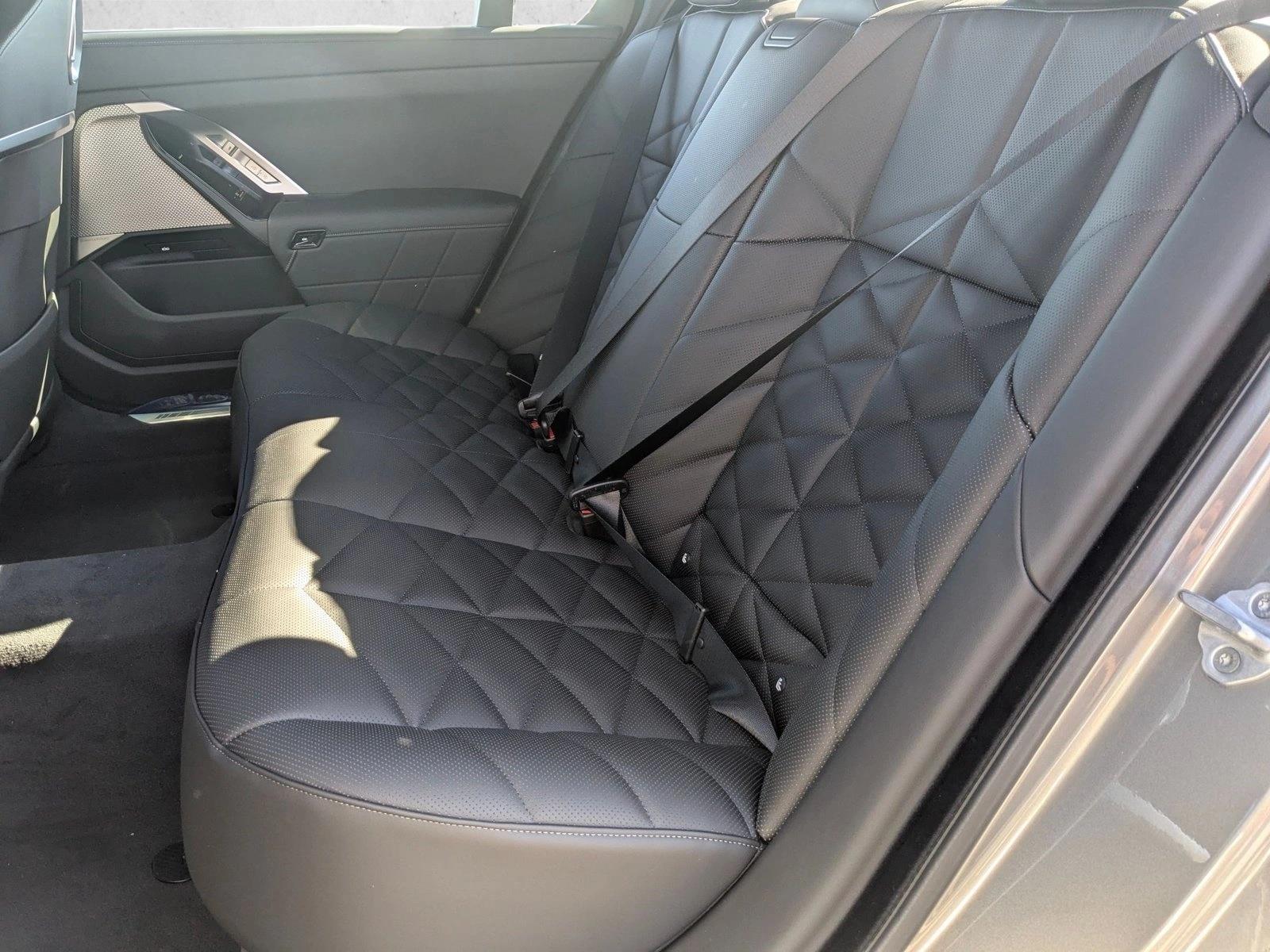 2026 BMW 7 Series 750e - Photo 16