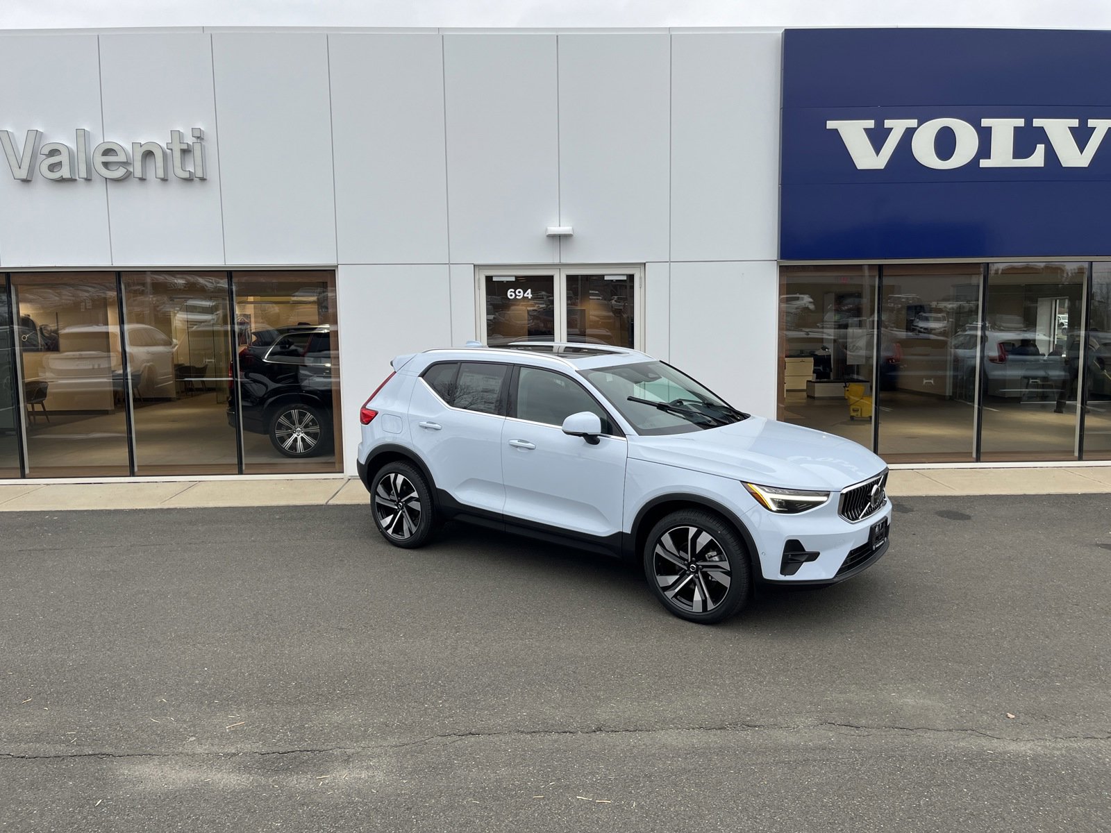 New 2024 Volvo XC40 B5 Ultimate Bright SUV