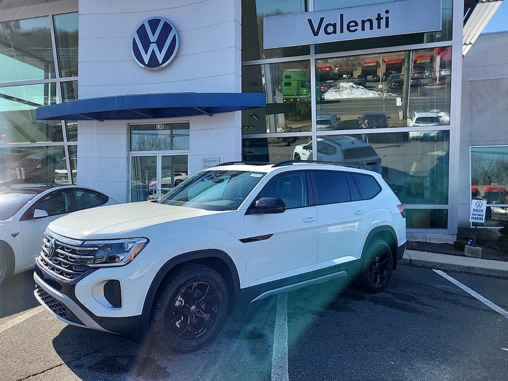New 2024 Volkswagen Atlas 2.0T Peak Edition SE w/Technology SUV