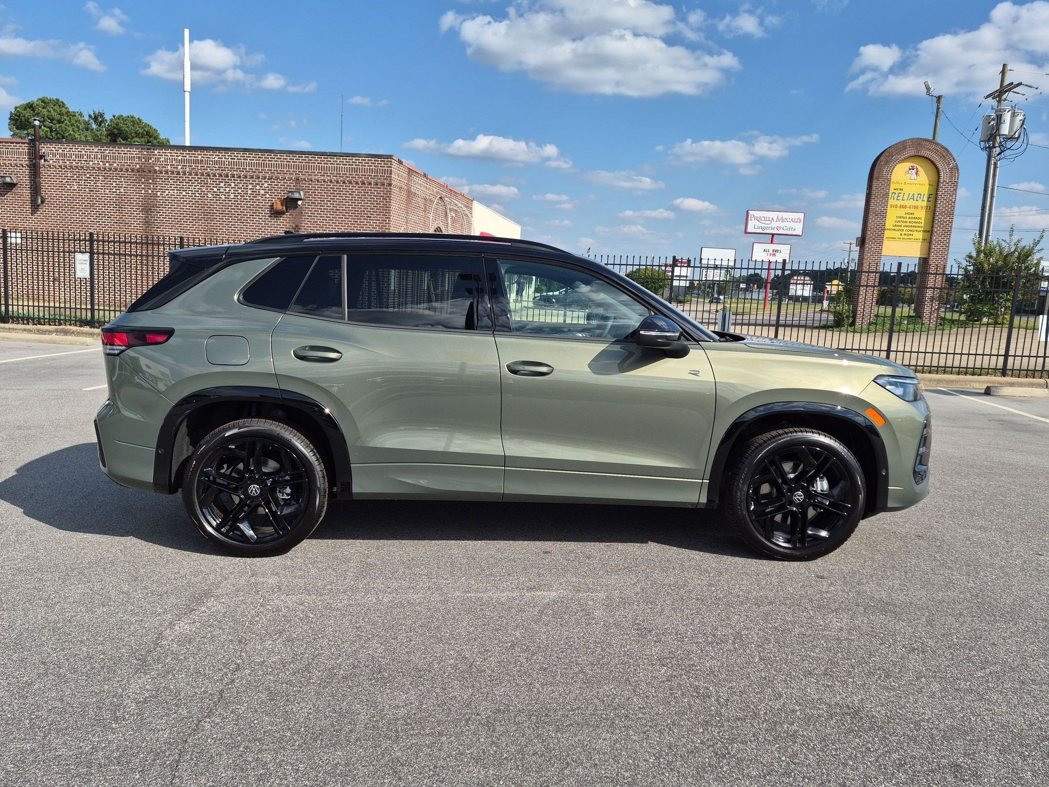 New 2026 Volkswagen Tiguan SE R-Line Black SE R-Line Black 4MOTION