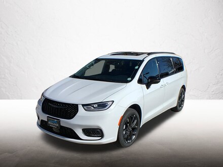 2026 Chrysler Pacifica Limited Passenger Van
