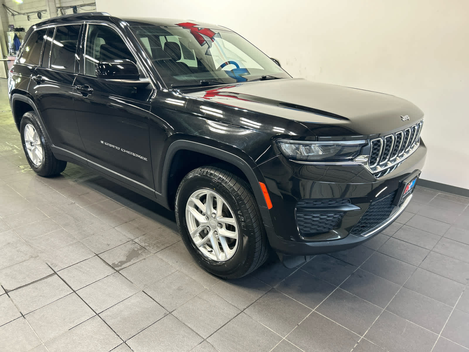 Used 2023 Jeep Grand Cherokee Laredo SUV