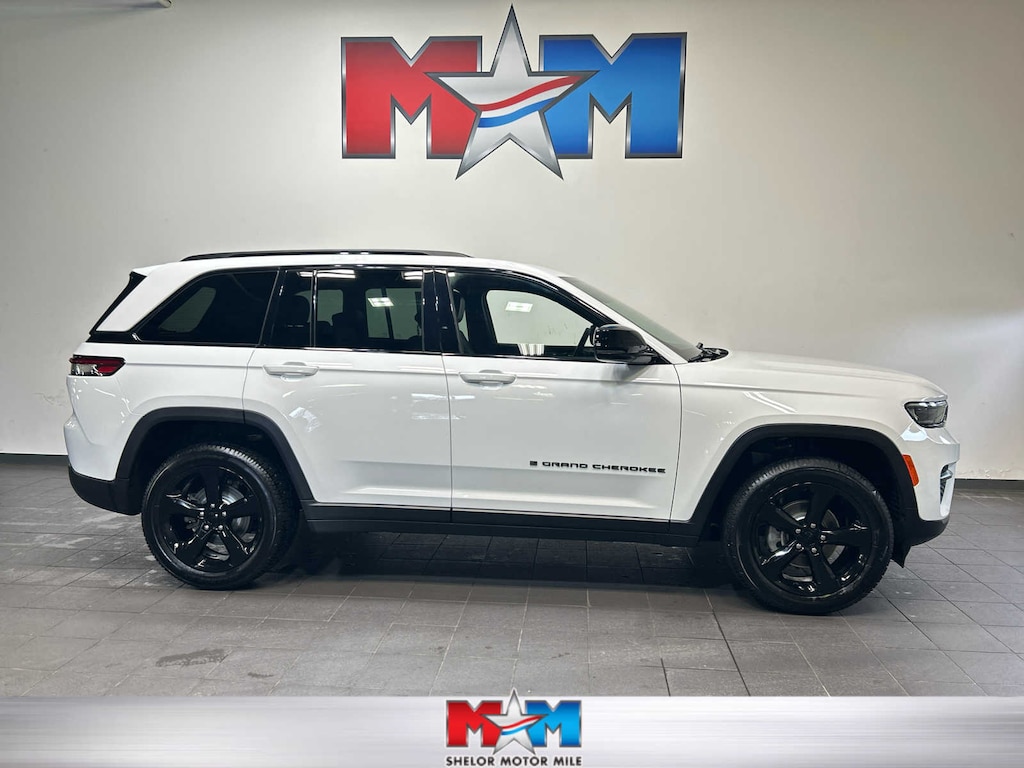 Used 2023 Jeep Grand Cherokee Laredo SUV