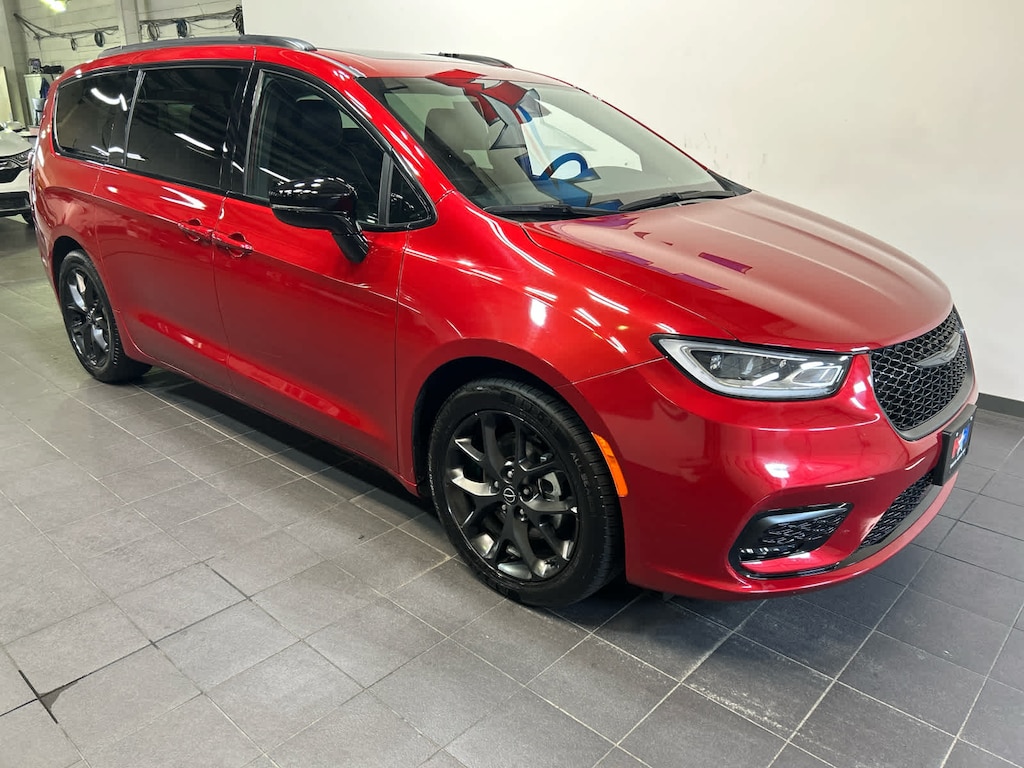 Used 2026 Chrysler Pacifica Limited Van Passenger Van