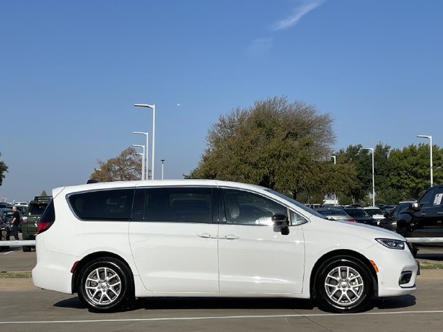 Used 2024 Chrysler Pacifica Touring L Minivan/Van