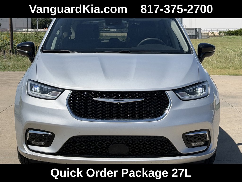 Used 2024 Chrysler Pacifica Touring L Minivan/Van