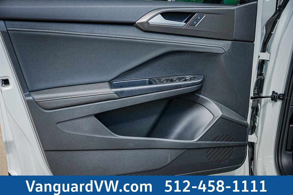 2025 Volkswagen Taos SE Black - Photo 19