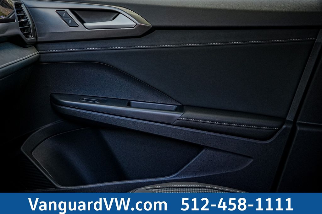2025 Volkswagen Taos SE Black - Photo 13