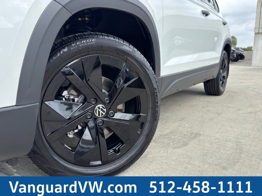 New 2027 Volkswagen Taos 1.5T SE Black SUV