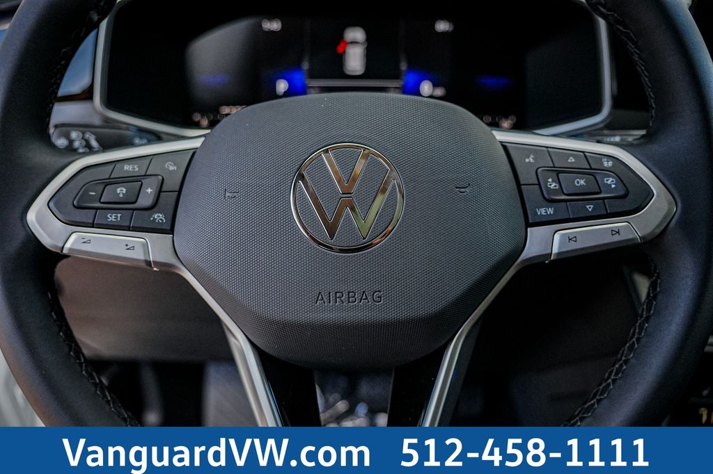 2025 Volkswagen Taos SE Black - Photo 14