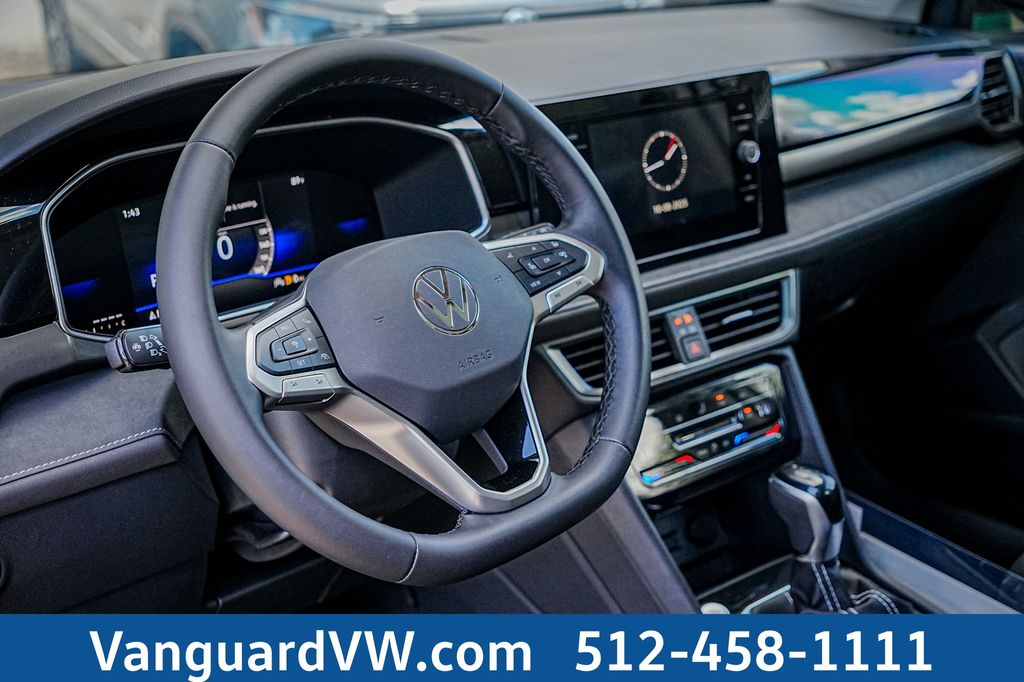 2025 Volkswagen Taos SE Black - Photo 8