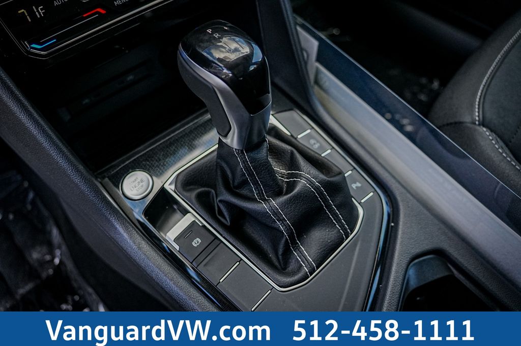 2025 Volkswagen Taos SE Black - Photo 17