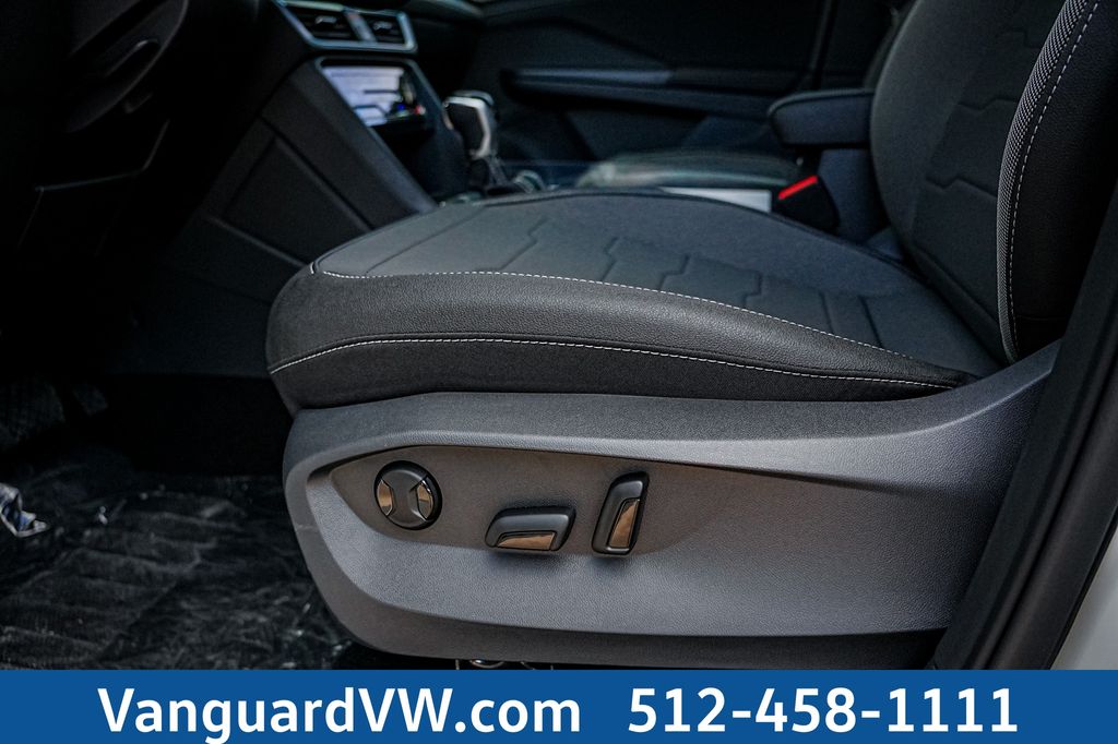 2025 Volkswagen Taos SE Black - Photo 20