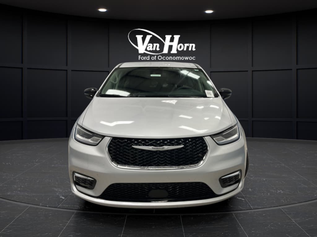 Used 2024 Chrysler Pacifica Touring L Minivan/Van