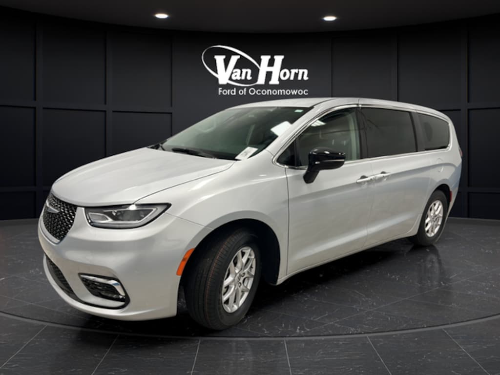 Used 2024 Chrysler Pacifica Touring L Minivan/Van