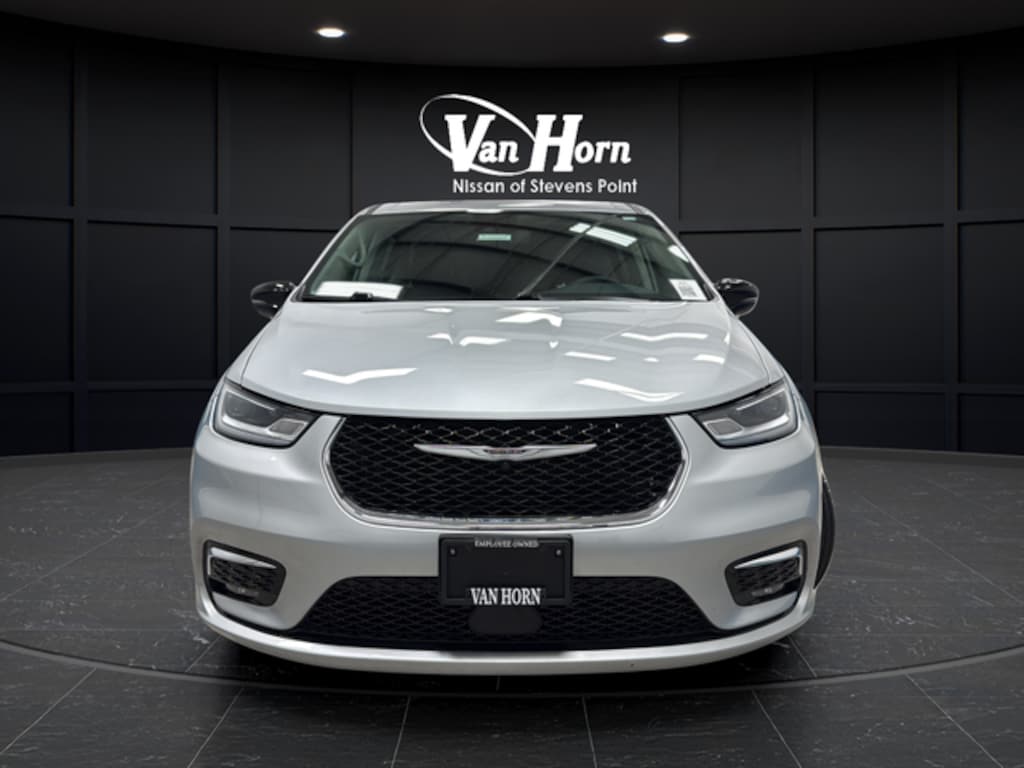 Used 2024 Chrysler Pacifica Touring L Minivan/Van