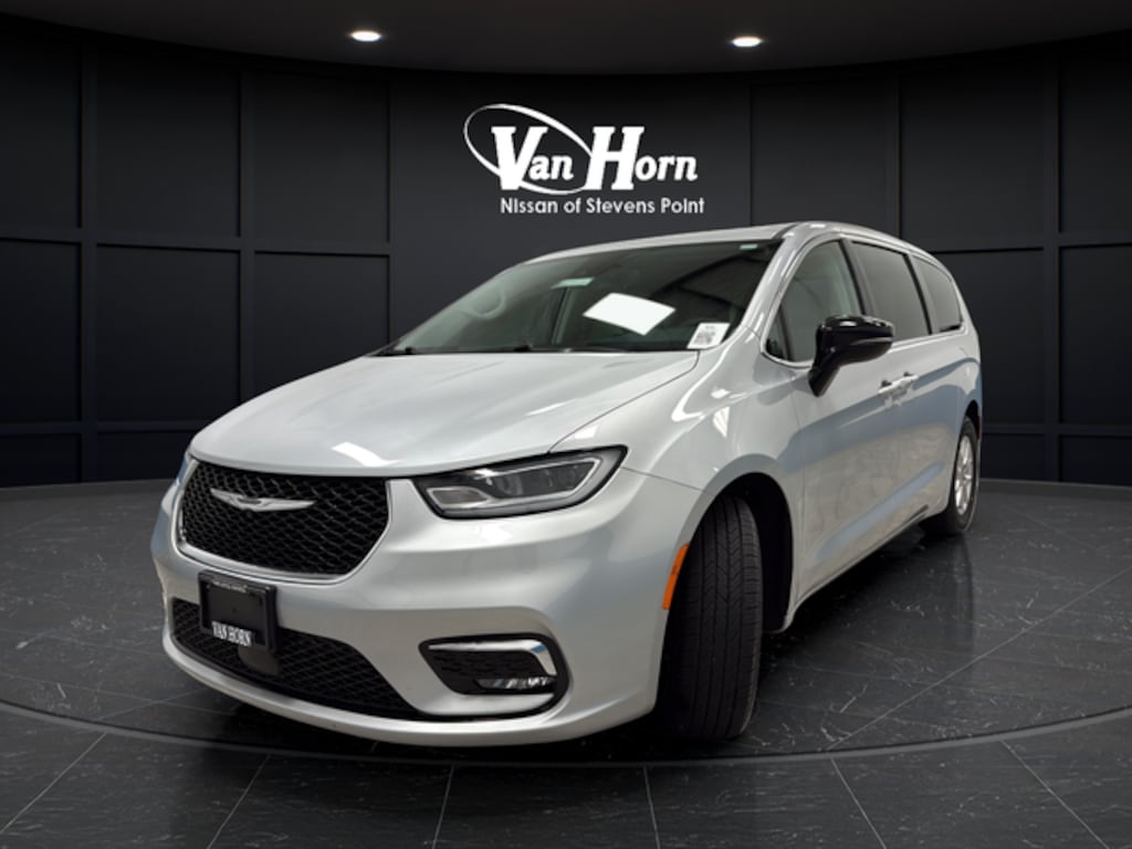 Used 2024 Chrysler Pacifica Touring L Minivan/Van