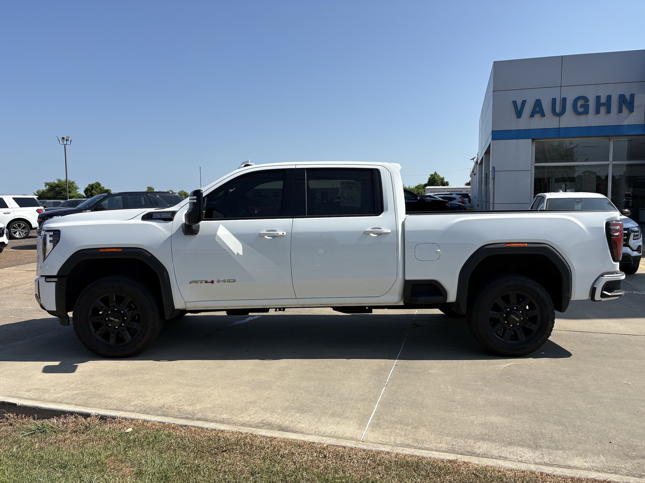 2024 GMC Sierra 2500HD AT4 - Photo 2