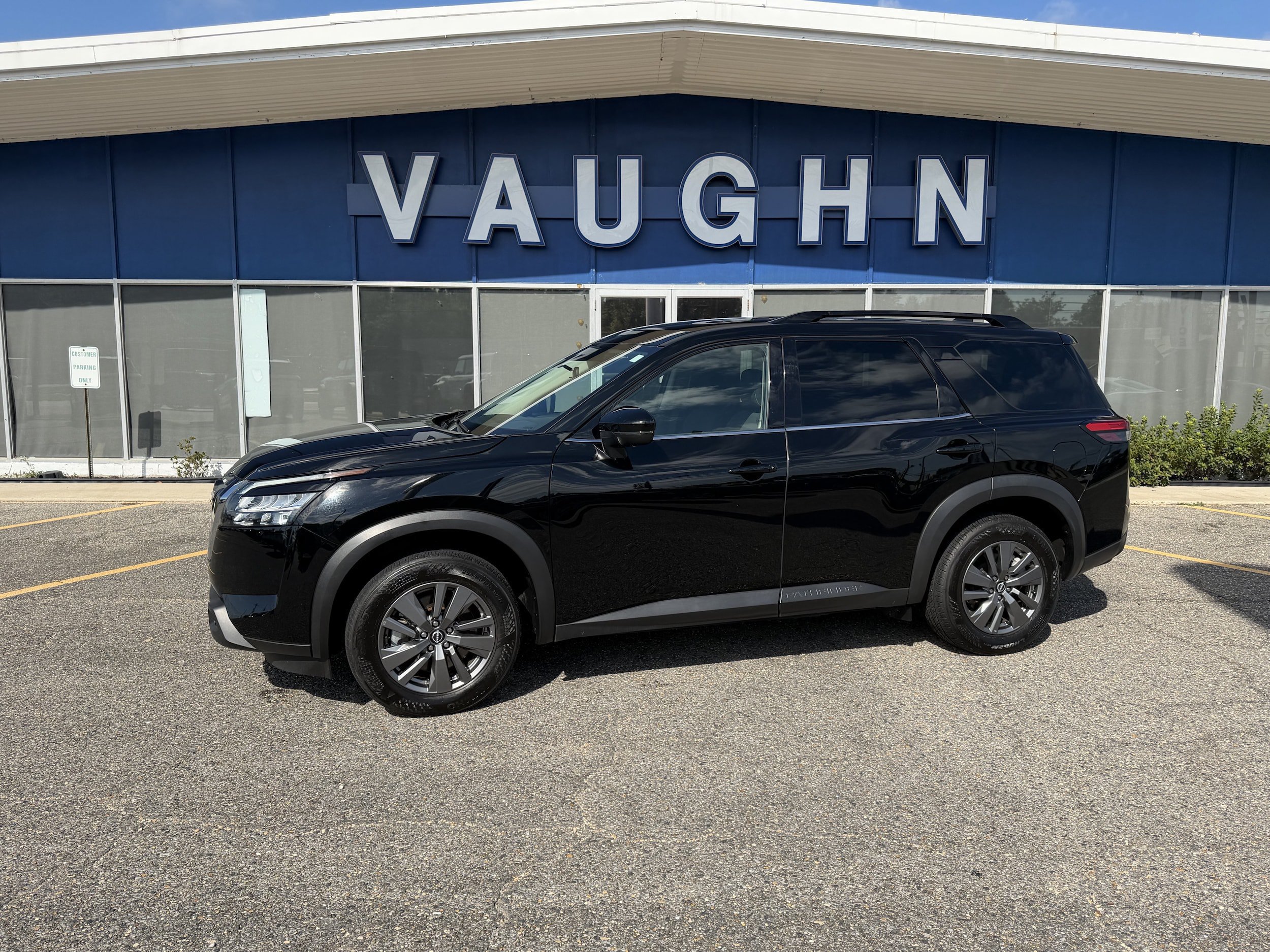 2025 Nissan Pathfinder SV