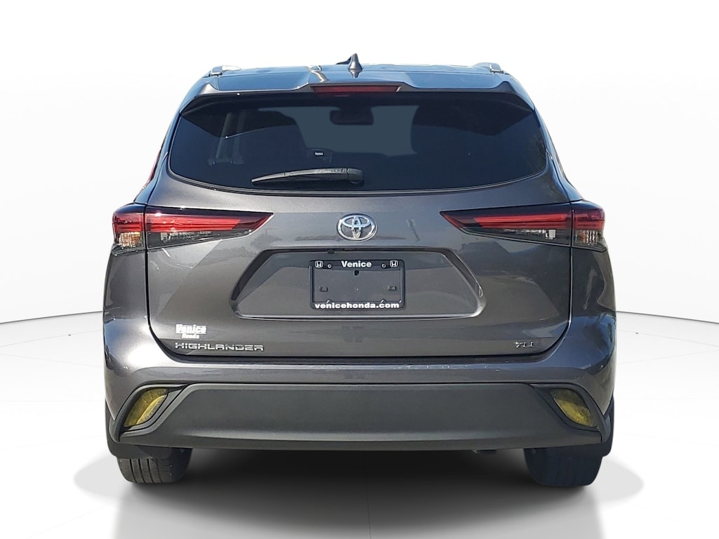 Used 2024 Toyota Highlander LE LE FWD