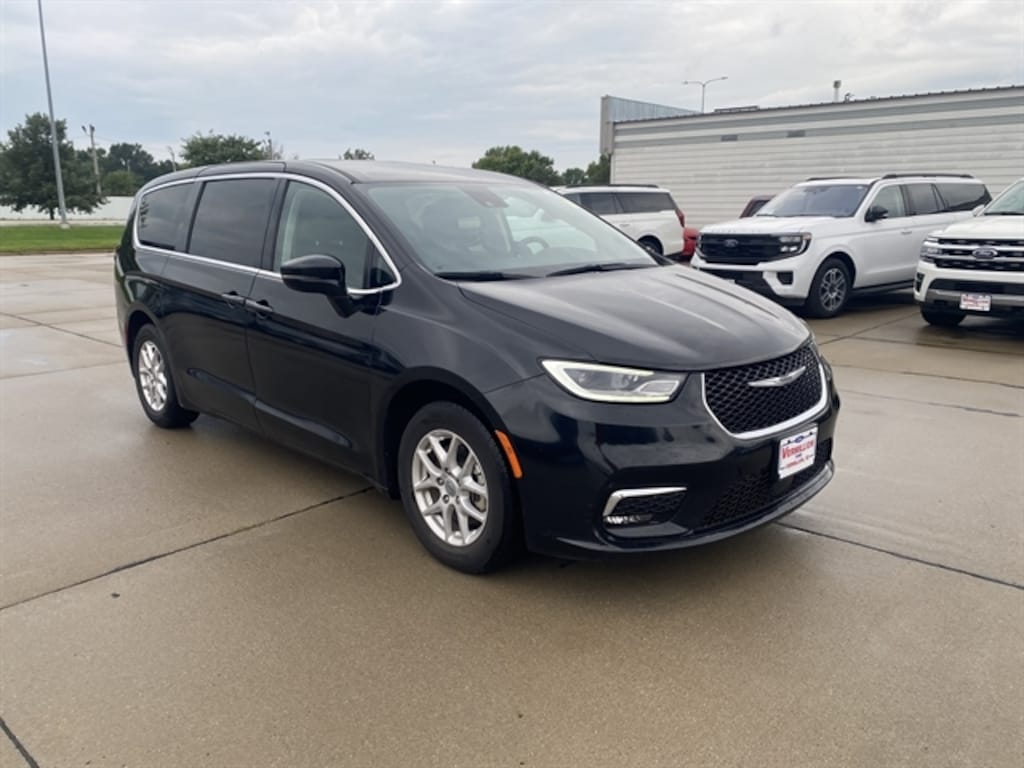 Used 2024 Chrysler Pacifica Touring L Passenger Van