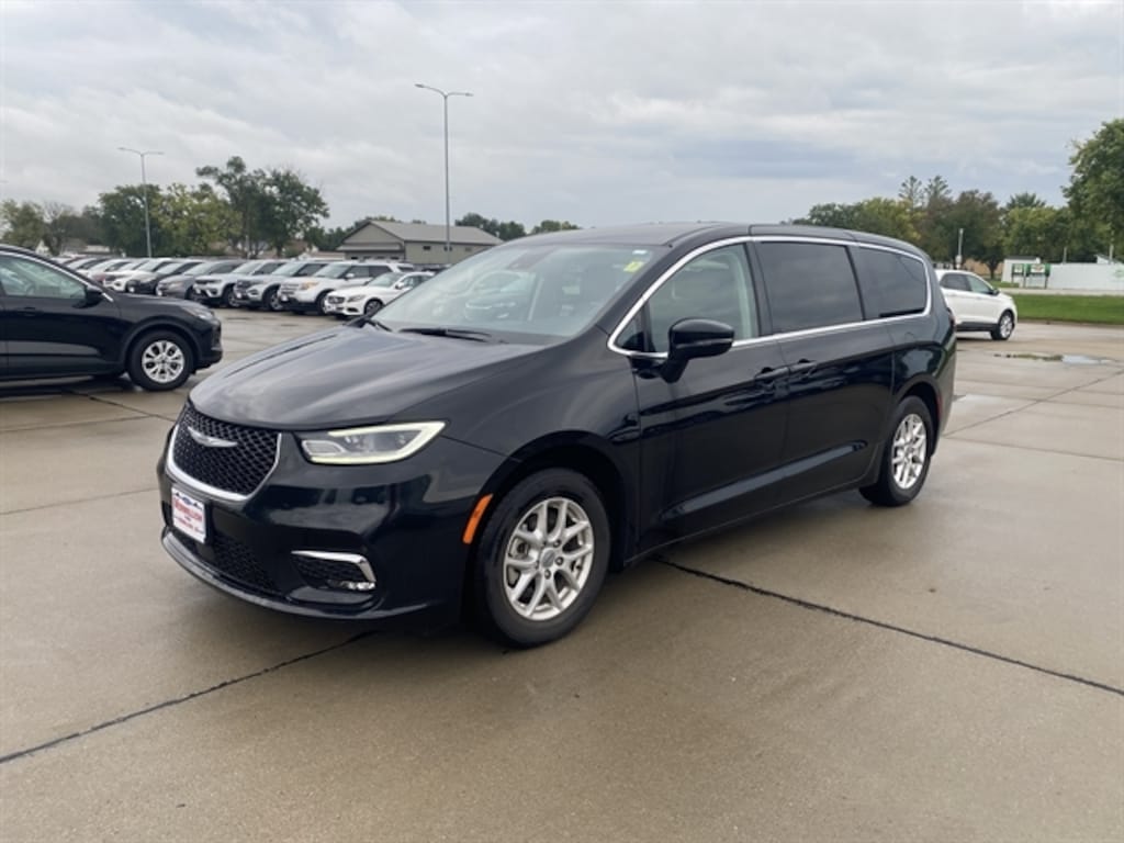 Used 2024 Chrysler Pacifica Touring L Passenger Van