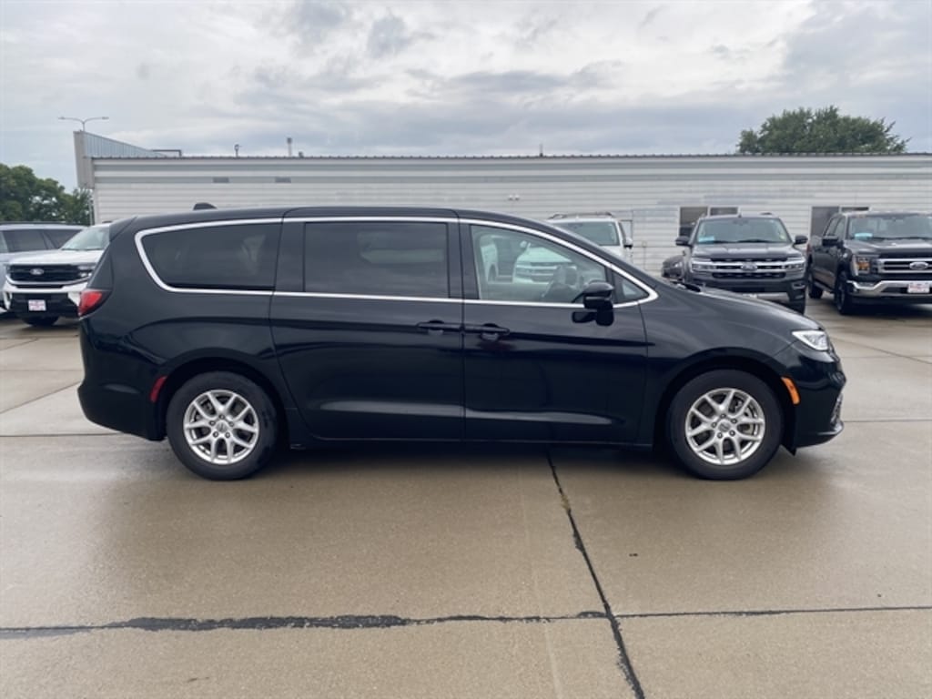 Used 2024 Chrysler Pacifica Touring L Passenger Van