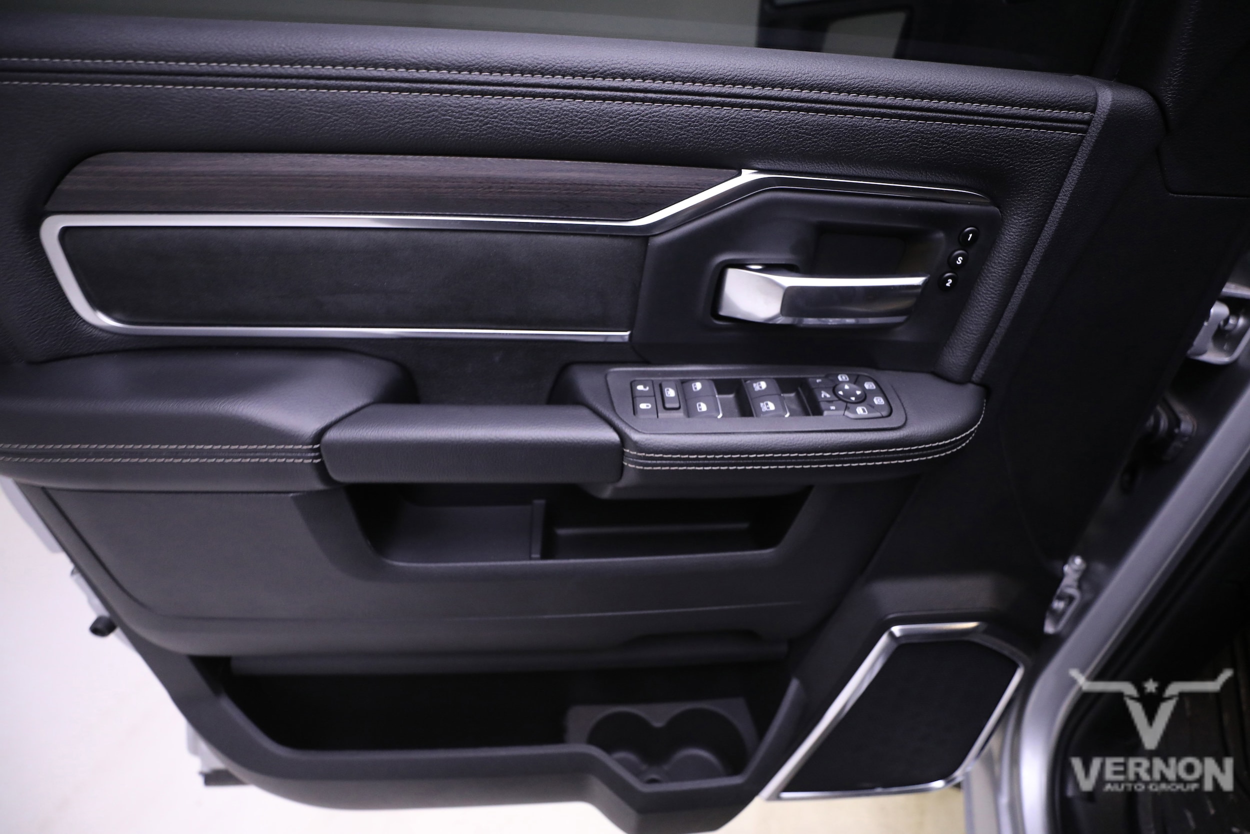 2026 RAM 3500 Laramie - Photo 19